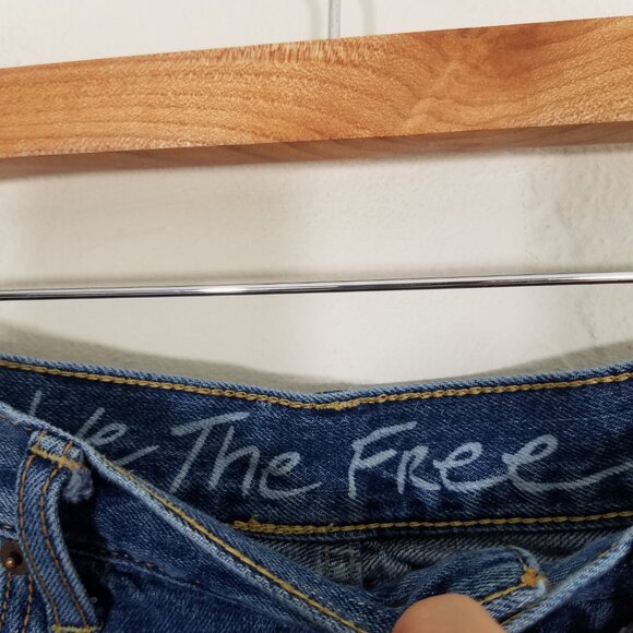 We The Free People Mid Rise Button Fly Distressed Jean Shorts Blue Size 28 - Picture 3 of 6